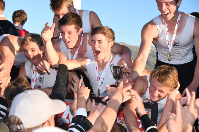 Picture of CHCO Maadi winning eight with trophy